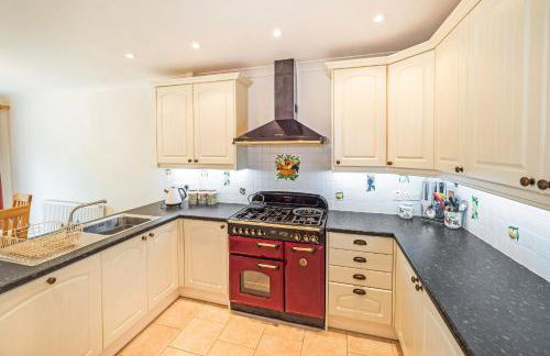 Central to town, 4 bedrooms, sleeps 8, parking for 4 plus cars - Foto 4