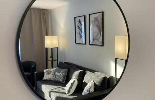 Spacious Apartment with Balcony - nearby Schlosspark - APOLONIAliving - Foto 1