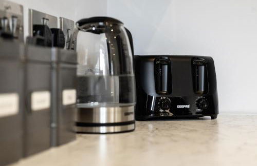 Central Telford Home - Sleeps 8 - Private Parking - Photo 25