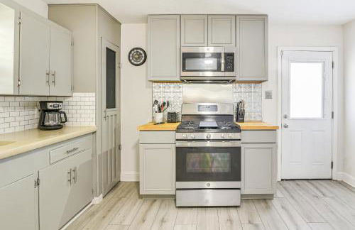 Steps to Seawall Fenced Family Home in Galveston! - Foto 10