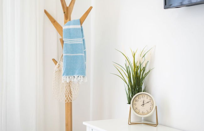 Stylish Seaside Escape with Balcony by Sea N' Rent - Foto 11