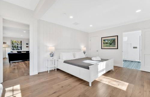 Waterfront Retreat with Private Dock and Fire Pit, Sleeps 8, Outdoor Dining, Spa-Style Primary, Gourmet Kitchen with Dual Dishwashers, Gas Fireplace, River Views, Bright Open Layout, Central AC, Perfect Coastal Escape for Families, 24 Hr Hospitality - Foto 60