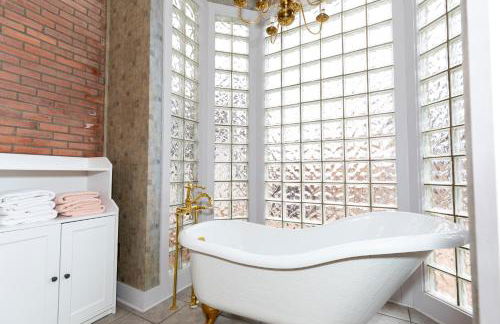 Charming School House with Large Pool - Foto 52