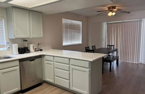 Extended Stay 3 or 4 Beds Cozy Smart Home Living - Photo 2