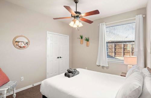 Spacious 4BR 3BA with Yard Mins to LakeLewisville - Foto 22