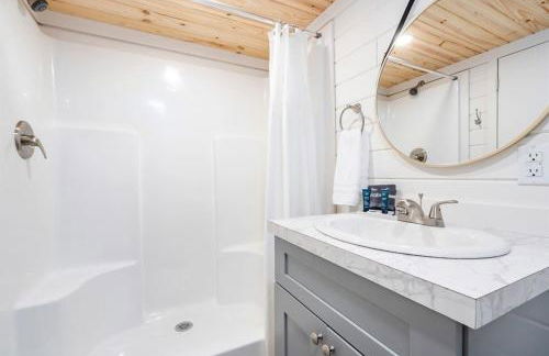 2 Villa D'Azur Luxury Tiny House Mins to Lake Guntersville, Downtown, Firepit - Foto 7