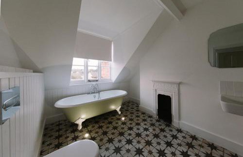 Beautiful house, Cirencester centre, parking - Photo 32