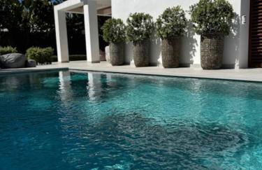 Marbella Bliss - Luxury 4-Bedroom VILLA with Garden, Private POOL & Jacuzzi, Marbesa near- 5 min to the Cabopino Beach - Photo 35