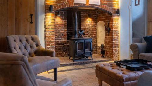 Knyvetts sleeps 6, 3 double beds, pretty garden - Foto 4