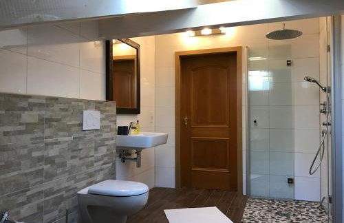 BERGSUCHT-Ruhpolding, Traumlage am sonnigen Südhang, kostenlose Parkplätze, schnelles WLAN, ruhige Sackgasse, NETFLIX inklusive - Foto 49