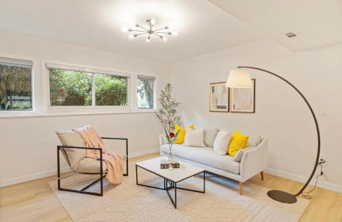 Spacious Modern Retreat w Game Room and Yard - Foto 28