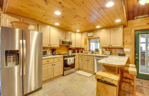 Hot Tub and Fire Pit Riverfront Helen Cabin - Foto 8