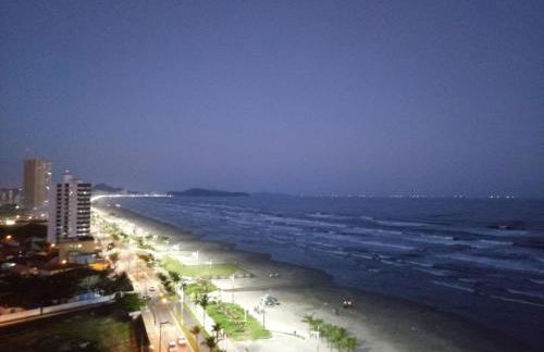 Prédio com piscina na cobertura frente ao mar,apartamento para até 6 pessoas e 3 crianças até 8 anos, churrasqueira na sacada, Wi-Fi grátis, rede de proteção, NÃO oferecemos roupas de cama e banho, 1 vaga de garagem, na Praia Grande-Vila Mirim - Foto 42