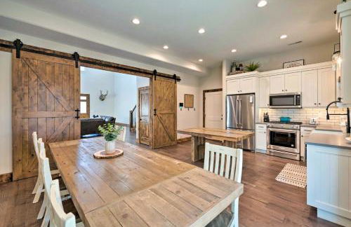 Modern Farmhouse with Patio, Grill and Mtn Views! - Foto 3