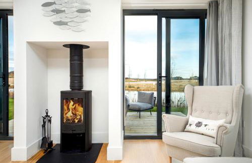 Lakeside property with spa access on a nature reserve Grays Cottage WI24 - Photo 16