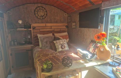 Brewers Bolt Cozy Unique Shepherds Hut - Hot Tub! - Photo 4