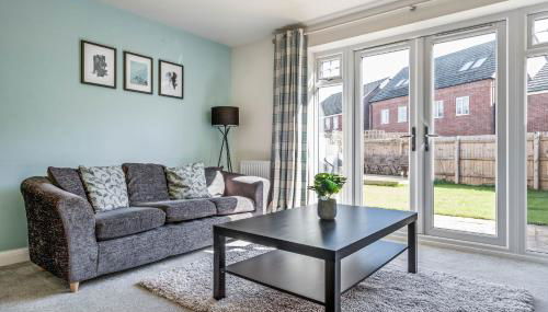 Beautiful and comfortable home away from home with free parking, fast wifi and white crisp hotel standard linen hosted by Our Home Short Stays - Foto 2