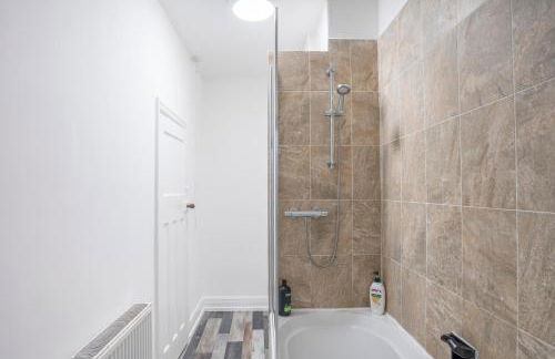 Modern Apartment -Free Parking - by Holiday Homes - Foto 25