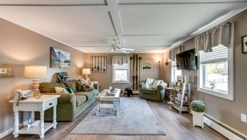 Steps to Crystal Lake Spacious Retreat with Views - Foto 1