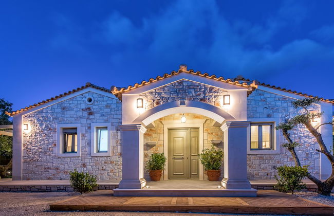 Artina Luxury Villa - Photo 2