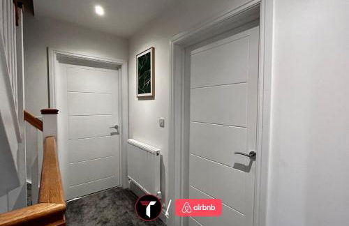 Spacious 4 Bedroom House for 8 Guests Ideal for Families and Contractors, WIFI and Free Parking - Foto 2