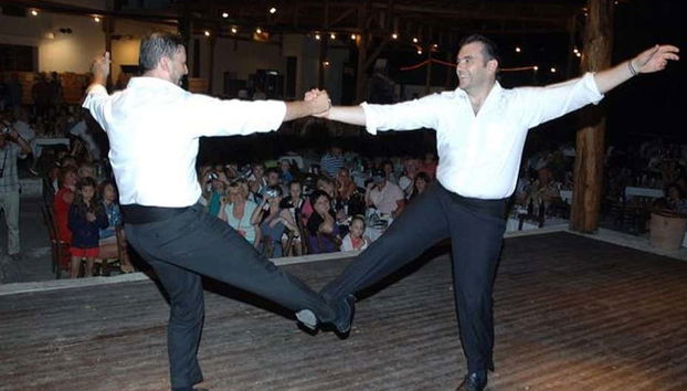 Dois homens dançando durante o espetáculo