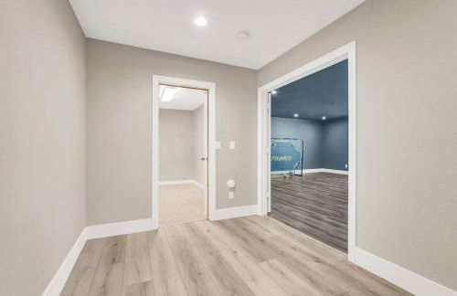 Luxe 5BR Home with Pool BBQNear Strip - Foto 23