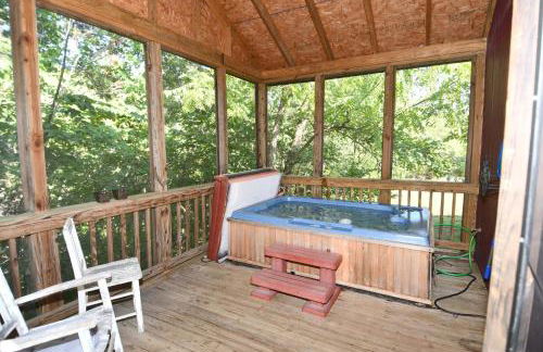 Whispering Hills -- Pet Friendly - Hot Tub - Grill - Wifi - Fire Pit - Covered Porch - Screen Porch - Fireplace - View - Billiard Table - Game room - Foto 28