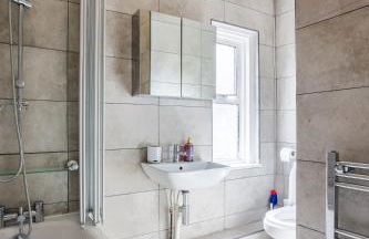 4 bedroom house with Garden, Parking & 3 mins Walking Distance from Train Station - Photo 35