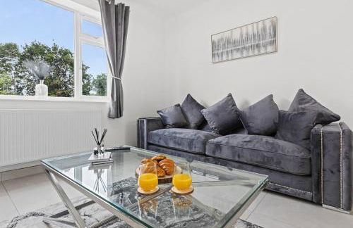 4 Bed Home sleeps 7 close to Cheshire Oaks Princes Rd - Photo 4