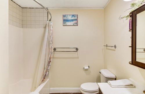 Walk to Waterfront Cozy Fall River Condo - Foto 15