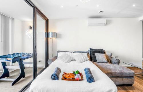 Two BDR Apt By Stay Aura Short Lets & Serviced Accommodation London With Free WiFi, Parking & 10 Min to Brentford Stadium - Foto 32