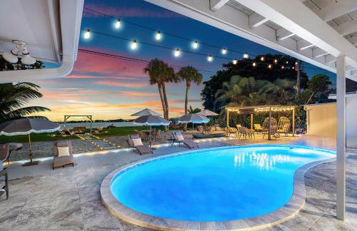 Deluxe Waterfront Villa with BBQ, Pool and Game Room - Photo 1