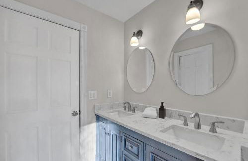 Lux Retreat with Indoor Swim Spa Game Lounge Theater Hot Tub Sauna - Foto 42