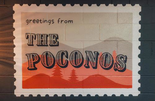 Family Pocono Gem by the lake with private sauna, hot tub, and huge game room - Foto 44