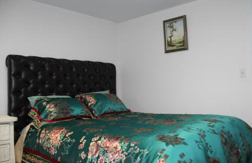 Roomy 2 bedroom 1 bath with private entrance, with fenced yard, and sports court - Foto 10