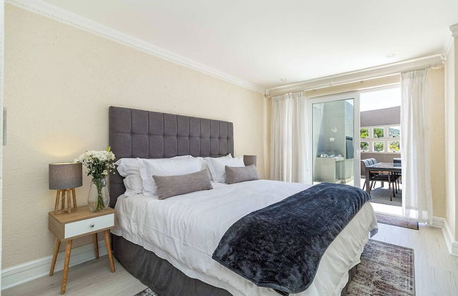 Beachfront Villa, Beach Club, Houtbay - Photo 9