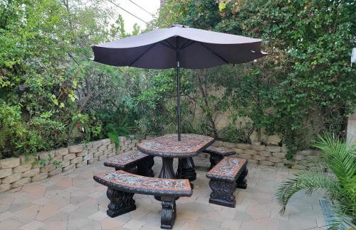 3 bedroom guest suite first floor unit with nice patio area right next to the MrC Hotel 10 minutes from Rodeo Drive Washer Dryer WIFI and more - Foto 24