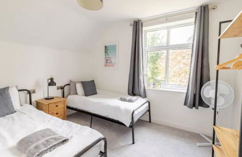 The Old Bank Beautiful Cotswold House with Huge Garden - Photo 29