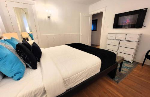 Spacious 5BR Private Home 5 minutes to Rodeo Drive with Hot Tub Spacious Backyard Parking - Foto 25