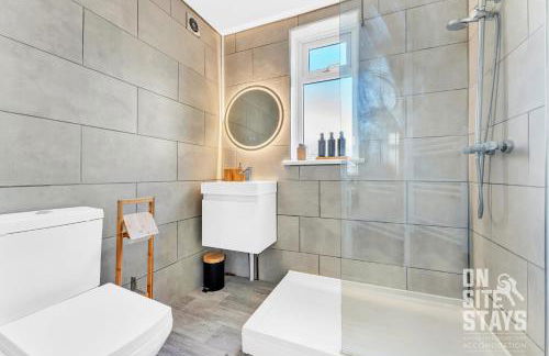 OnSiteStays - 3 bedroom, 2 x space driveway and Wifi - Foto 4