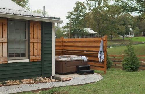 Leipers Fork Village Bungalow with Hot Tub & Firepit - Foto 10