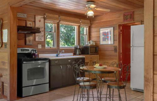 Cozy Riverfront Cabin Just Steps to the Russian River with Beach Access & Wood Stove - Foto 30