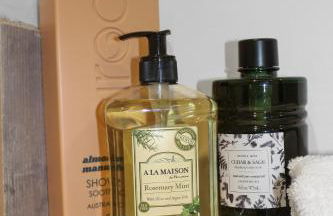 Cheerful 5-bedroom w/Screened Patio, Sleeps 10 in the heart of Fremont! - Foto 39