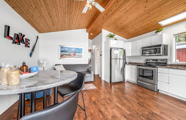 Beautiful Cozy Cabin on Lake Okanagan - Photo 4