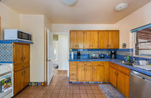 Cozy 2BR Home Near UNR with Large Deck & Parking - Foto 21