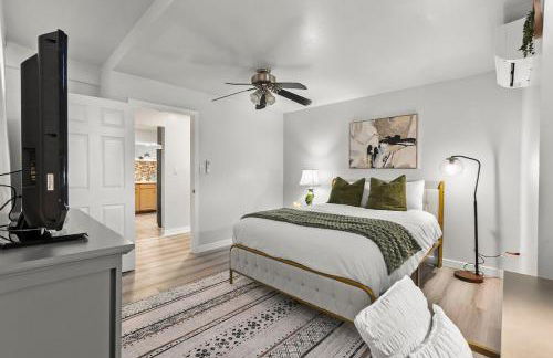 Entire Private Home with 4 Bedrooms 3 Bathrooms, King Bed, Big Yard, Prime Area, Ranch Style, Available Now - Photo 36