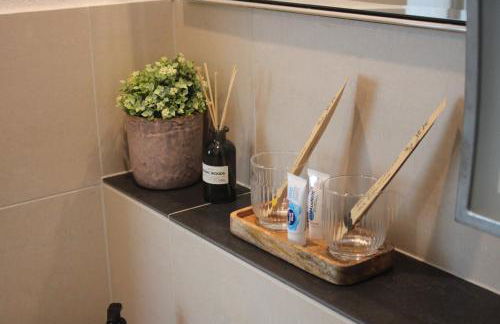 R B Apartment Hamburg Duo - perfekt für Monteure - Küchenzeile - Smart TV - Bad mit Toilette und Dusche auf dem Flur gegenüber des Zimmers zur Alleinnutzung - Foto 5
