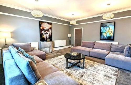 Lux 2 Bed Apartment, 2 Parking spaces, 1 minute to Metrolink - Photo 6