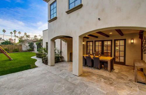 Mediterranean Beauty with Rooftop Deck and Views - Foto 69